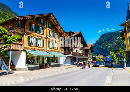 Chalet svizzeri tradizionali lungo Pfrundmatte a Lauterbrunnen, Svizzera Foto Stock