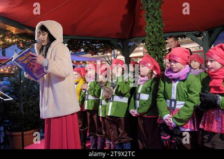 27.11.2023 xkhx Kassel, Eröffnung Kasseler Weihnachtsmarkt Schnewittchen und die sieben Zwerge die Geschichte berührt alle **** 27 11 2023 xkhx Kassel, apertura del mercato di Natale di Kassel Biancaneve e i sette nani la storia tocca tutti KH Credit: Imago/Alamy Live News Foto Stock