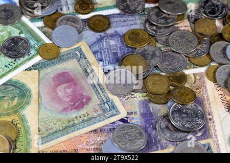 Concentrazione selettiva di vecchie banconote e monete egiziane di epoche diverse dal regno alla Repubblica d'Egitto, vintage retrò vecchio egiziano c Foto Stock
