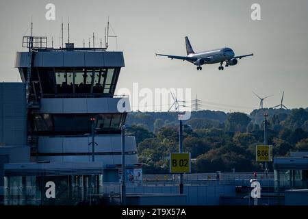 Aeroporto di Düsseldorf, SunExpress Boeing 737 all'atterraggio, ex torre, Foto Stock