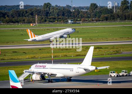 Aeroporto di Düsseldorf, NRW, Condor Airbus A321-200 al decollo, Eurowings Airbus in posizione di parcheggio Foto Stock