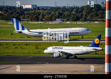 Aeroporto di Düsseldorf, NRW, Condor Airbus A330-200 al decollo, Lufthansa Airbus A310-100 sulla via di rullaggio, Foto Stock