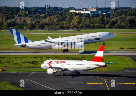 Aeroporto di Düsseldorf, NRW, Condor Airbus A330-200 al decollo, Austrian Airbus A320-200 sulla via di rullaggio, Foto Stock