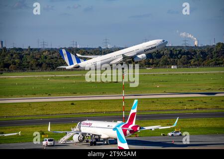 Aeroporto di Düsseldorf, NRW, Condor Airbus A330-200 al decollo, Eurowings Airbus in posizione di parcheggio Foto Stock