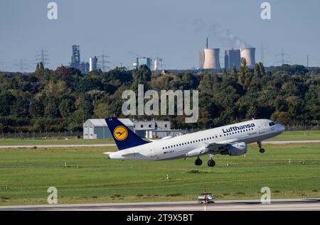 Aeroporto di Düsseldorf, decollo di Lufthansa Airbus A319-100, sfondo industriale delle acciaierie HKM di Duisburg, Foto Stock