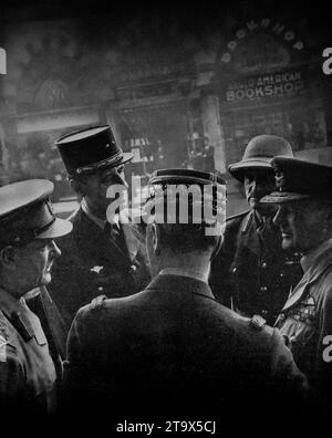 I leader alleati al Cairo discutono di una maggiore attività in Libia da parte dei rinforzi tedeschi nell'aprile 1941 durante la seconda guerra mondiale. Nella foto (da sinistra) sono presenti il generale Wavell, il generale de Gaulle, il generale Catroux, il maggiore generale E. L. Spears e il maresciallo dell'aria Sir A Longmore. Foto Stock