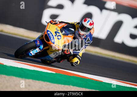 Aron Canet os Spain e Pons Wegow Los40 si esibiscono durante la gara del Gran Premio Motul de la Comunitat Valenciana del MotoGP il 26 novembre 2023 Foto Stock