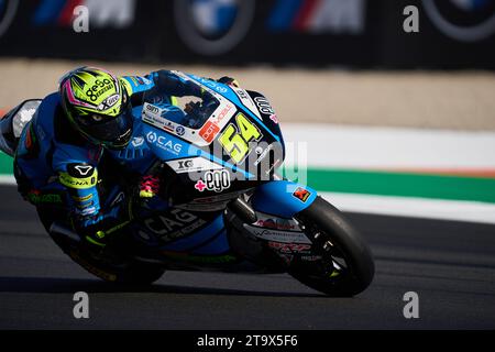 Fermin Aldeguer di Spagna e GT Trevisan speedup si esibiscono durante la sessione Race del Gran Premio Motul de la Comunitat Valenciana di MotoGP lo scorso novembre Foto Stock