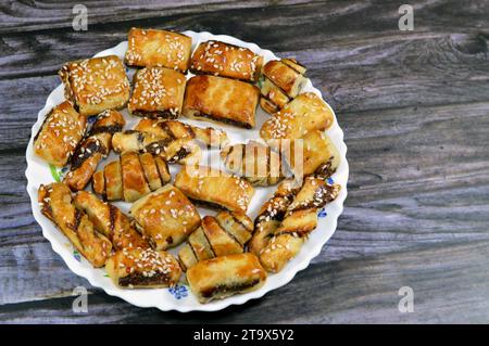 Pasta farcita con datteri e condita con semi di sesamo o Ka'ab El Ghazal, datteri egiziani o biscotti ripieni di Agwa Ajwa, famosa fille di datteri mediorientali Foto Stock