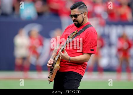 Houston, Texas, Stati Uniti. 26 novembre 2023. Un chitarrista elettrico esegue lo Star-Spangled Banner prima della partita tra gli Houston Texans e i Jacksonville Jaguars all'NRG Stadium di Houston, Texas, il 26 novembre 2023. (Immagine di credito: © Erik Williams/ZUMA Press Wire) SOLO USO EDITORIALE! Non per USO commerciale! Foto Stock