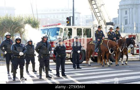 San Francisco, CA - 4 ottobre 2023: La polizia, i vigili del fuoco e la polizia a cavallo stanno all'attenzione come la bara con il defunto senatore Dianne Feinsteins bod Foto Stock