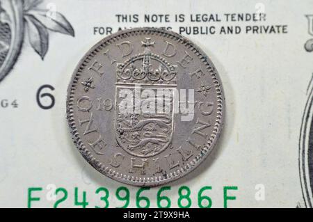 Il lato inverso di 1 uno scellino Elisabetta II 1957 presenta uno scudo d'armi inglese coronato che divide la data, la leggenda sopra, la denominazione sotto, su un Ameri Foto Stock