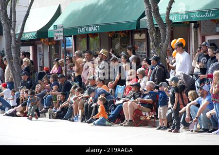 Half Moon Bay, CA - 14 ottobre 2023: Gli spettatori fiancheggiano le strade guardando la 50a sfilata annuale di Arte e zucca nella capitale mondiale della zucca di Half Moo Foto Stock