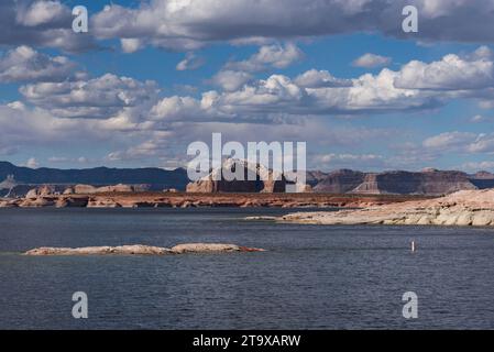 Pittoresca costa del Lago Powell, Glen Canyon, Arizona e Utah, USA Foto Stock