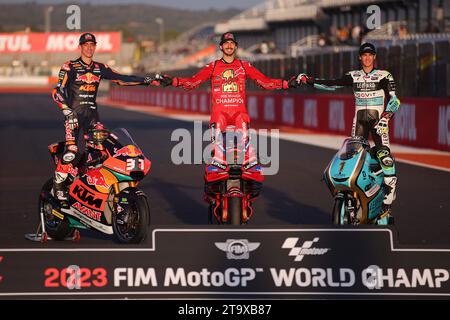 Valencia, Spagna. 26 novembre 2023. Valencia, Spagna, 26. Novembre 2023; Francesco Bagnaia e Ducati Lenovo Team, Moto2 Pedro Acosta della Spagna e Red Bull KTM Ajo, Moto3 Jaume Masia della Spagna e Leopard Racing durante il Campionato del mondo Moto GP.Gran Premio Moto GP di Comunitat Valenciana, circuito Ricardo Toro vicino Cheste - immagine a pagamento - foto credito: © Eric ALONSO/ATP Images (ALONSO Eric/ATP/SPP) credito: SPP Sport Press Photo. /Alamy Live News Foto Stock