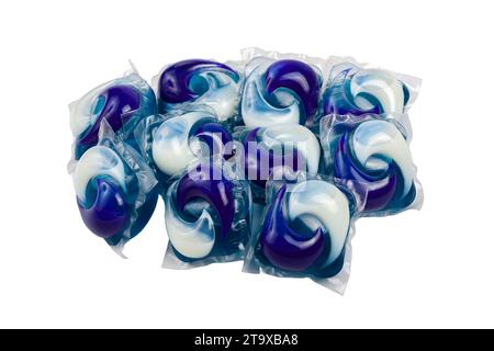 Un ampio set di semplici cialde detergenti bianchi blu generici per la pulizia di stoviglie e vestiti, numerose cialde per lavastoviglie o lavatrici isolate sul retro bianco Foto Stock