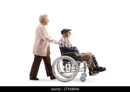 Donna anziana che spinge un uomo anziano ferito su una sedia a rotelle isolato su sfondo bianco Foto Stock