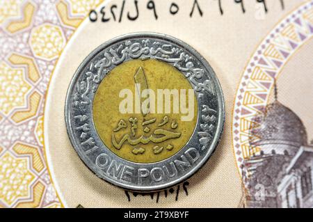 Data e valore inverso di 1 LE EGP egiziana una moneta da sterlina egiziana sulla banconota egiziana, di (giorno della polizia 69 anni) nel memoriale dell'Egitto poli Foto Stock