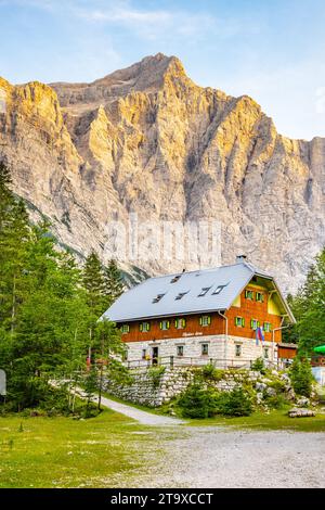 Aljazev Dom - rifugio sotto Triglav, la montagna più alta della Slovenia. Parco nazionale del Triglav, Alpi Giulie, Slovenia Foto Stock