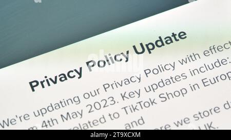 Aggiornamento dell'informativa sulla privacy dell'app TikTok, problemi relativi alla gestione dei dati privati dell'applicazione, norme e politiche in USA ed Europa iOS e Android Tik Tok app dat Foto Stock