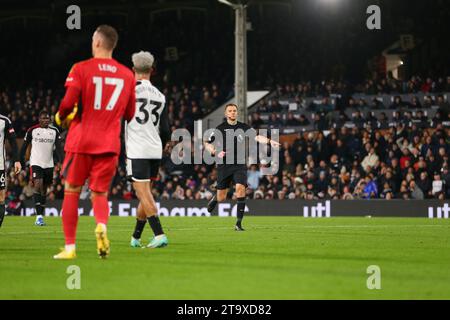 Craven Cottage, Fulham, Londra, Regno Unito. 27 novembre 2023. Premier League Football, Fulham contro Wolverhampton Wanderers; l'arbitro Michael Salisbury assegna un rigore al Wolverhampton Wanderers dopo un fallo di Tim Ream del Fulham contro Hwang Hee-chan del Wolverhampton Wanderers al 73° minuto. Credito: Action Plus Sports/Alamy Live News Foto Stock