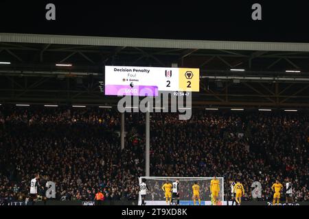 Craven Cottage, Fulham, Londra, Regno Unito. 27 novembre 2023. Premier League Football, Fulham contro Wolverhampton Wanderers; l'arbitro Michael Salisbury esamina il monitor in pitchside e assegna un rigore al Fulham. Credito: Action Plus Sports/Alamy Live News Foto Stock