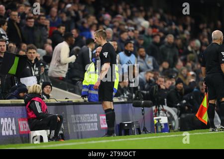 Craven Cottage, Fulham, Londra, Regno Unito. 27 novembre 2023. Premier League Football, Fulham contro Wolverhampton Wanderers; l'arbitro Michael Salisbury esamina il monitor del pitchside e assegna un calcio di rigore al Fulham. Credito: Action Plus Sports/Alamy Live News Foto Stock