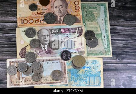 Raccolta di banconote e monete in vecchio arabo provenienti da diversi paesi, Tunisia, Algeria, Marocco, Libano, e altri paesi arabi, vintage re Foto Stock