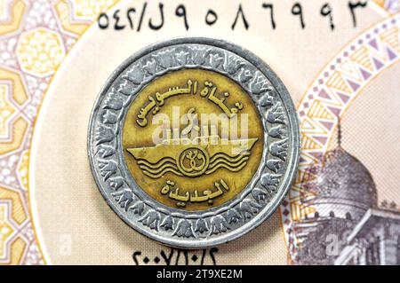 Traduzione del testo arabo (New Suez Canal), con lo slogan delle navi che attraversano il Canale di Suez in Egitto, Memorial for New Suez Canal of Egypt on Th Foto Stock