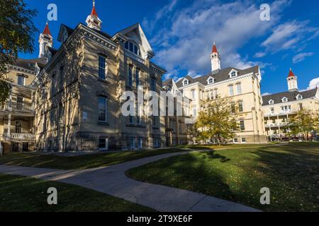 Il Village - Grand Traverse Commons è un'ex struttura di salute mentale costruita nel 1885 ed è ora sede di ristoranti, negozi, uffici, camere per gli ospiti e sale riunioni. Grand Traverse Commons è una riqualificazione di edifici storici precedentemente noti come Traverse City State Hospital e in precedenza Northern Michigan Asylum. Traverse City, Stati Uniti Foto Stock