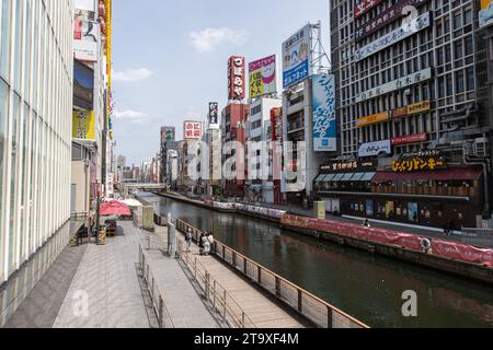 Osaka, GIAPPONE - 23 maggio 2022: Veduta dell'area di Dotonbori nelle giornate di sole. Dotonbori è il luogo turistico più famoso di Osaka Foto Stock