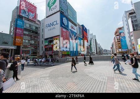 Osaka, GIAPPONE - 23 maggio 2022: Veduta di Namba Ebisu-bashi (Ebisubashi-Suji), area di Dotonbori. Dotonbori è il luogo turistico più famoso di Osaka Foto Stock