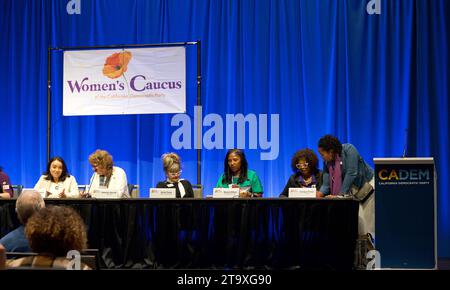 Sacramento, CA - 17 novembre 2023: CADEM endorsing Convention, Women's Causu si prepara per la sessione al Sacramento Convention Center. Foto Stock