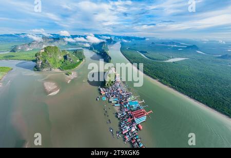 Vista aerea panoramica dell'isola di Panyee a Phang Nga, Thailandia, vista dall'alto del villaggio galleggiante, isola del villaggio di pescatori di Koh Panyee a Phang Nga, Thailandia Foto Stock