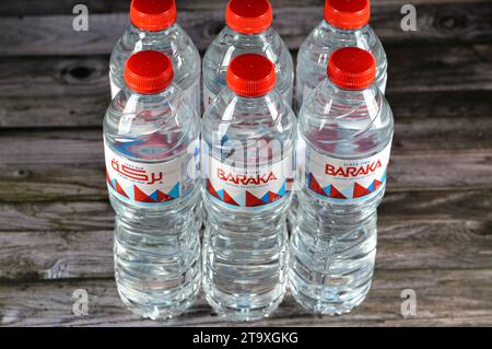 Cairo, Egitto, 15 ottobre 2023: Bottiglie di acqua minerale naturale potabile Baraka, arricchite da un equilibrio di minerali per un gusto morbido, dissetano un Foto Stock