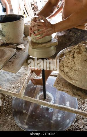 Aratuipe, Bahia, Brasile - 30 maggio 2015: L'artigiano sta lavorando, manualmente, alla lavorazione della ceramica a Maragogipinho, nella città di Aratuipe, Bahia. Foto Stock