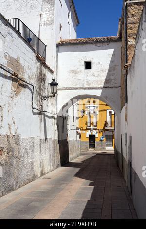 CACERES, SPAGNA - 20 AGOSTO 2020: Case tipiche nel vecchio twon di Caceres, patrimonio dell'umanità dell'UNESCO, Estremadura, Spagna Foto Stock