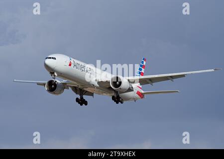 American Airlines Boeing 777 con registrazione N724AN mostrato avvicinarsi all'aeroporto internazionale di Los Angeles (LAX). Foto Stock