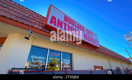 Negozi di antiquariato presso la storica Boulder City - BOULDER CITY, STATI UNITI - 31 OTTOBRE 2023 Foto Stock