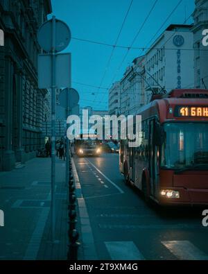 Un autobus rosso a Belgrado, Serbia Foto Stock