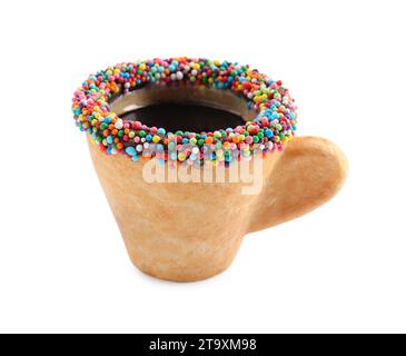 Deliziosa tazza di caffè con biscotti commestibili decorata con spruzzi isolati su bianco Foto Stock