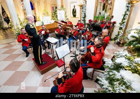 Washington, Stati Uniti. 27 novembre 2023. The United States Marine Band The Grand Foyer in un'anteprima dell'arredamento natalizio alla Casa Bianca. Credito: SOPA Images Limited/Alamy Live News Foto Stock