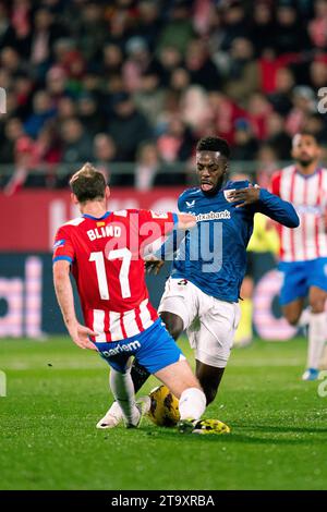 Girona, Spagna. 27 novembre 2023. Daley Blind (L) di Girona vies con Inaki Williams di Bilbao durante una partita di calcio della Liga tra Girona FC e Athletic Club Bilbao a Girona, Spagna, il 27 novembre 2023. Crediti: Joan Gosa/Xinhua/Alamy Live News Foto Stock