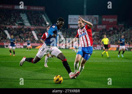 Girona, Spagna. 27 novembre 2023. Daley Blind (R) di Girona vies con Inaki Williams di Bilbao durante una partita di calcio della Liga tra Girona FC e Athletic Club Bilbao a Girona, Spagna, il 27 novembre 2023. Crediti: Joan Gosa/Xinhua/Alamy Live News Foto Stock