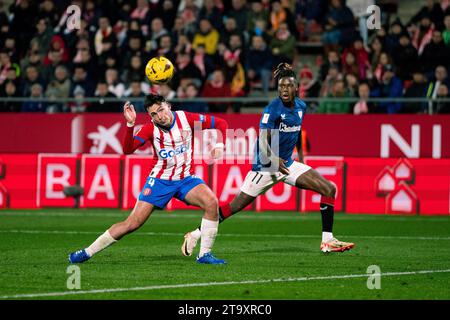 Girona, Spagna. 27 novembre 2023. Arnau Martinez (L) di Girona guida il pallone durante una partita di calcio della Liga tra Girona FC e Athletic Club Bilbao a Girona, Spagna, il 27 novembre 2023. Crediti: Joan Gosa/Xinhua/Alamy Live News Foto Stock