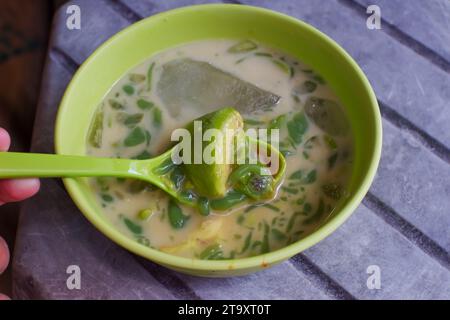 Il ghiaccio Cendol miscelato con avocado è delizioso e fresco Foto Stock