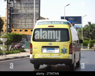 Cairo, Egitto, 24 settembre 2022: Ambulanza su strada in risposta a una chiamata di emergenza di incidenti stradali, trasferimento di un caso di emergenza, ministero della guarigione Foto Stock