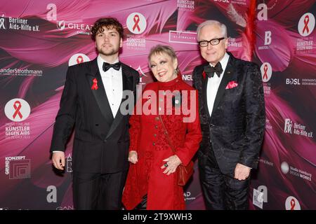 Alexander Ruess, Barbara Schoene, Hans Juergen Schatz bei Kuenstler gegen AIDS Dreams come true Die 20. Gala 2023 im Theater des Westens Berlin. *** Alexander Ruess, Barbara Schoene, Hans Juergen Schatz presso Artists Against AIDS Dreams come True il 20 Gala 2023 al Theater des Westens Berlin Credit: Imago/Alamy Live News Foto Stock