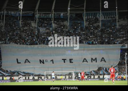 Avellaneda, Argentina. 27 novembre 2023. Tifosi del Racing Club durante la partita tra Racing Club e Belgrano (CBA.). Credito: Workphotoagencia/Alamy Live News Foto Stock