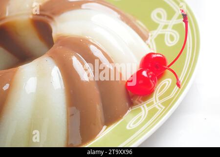 Pudding di gelatina guarnito con ciliegia Foto Stock